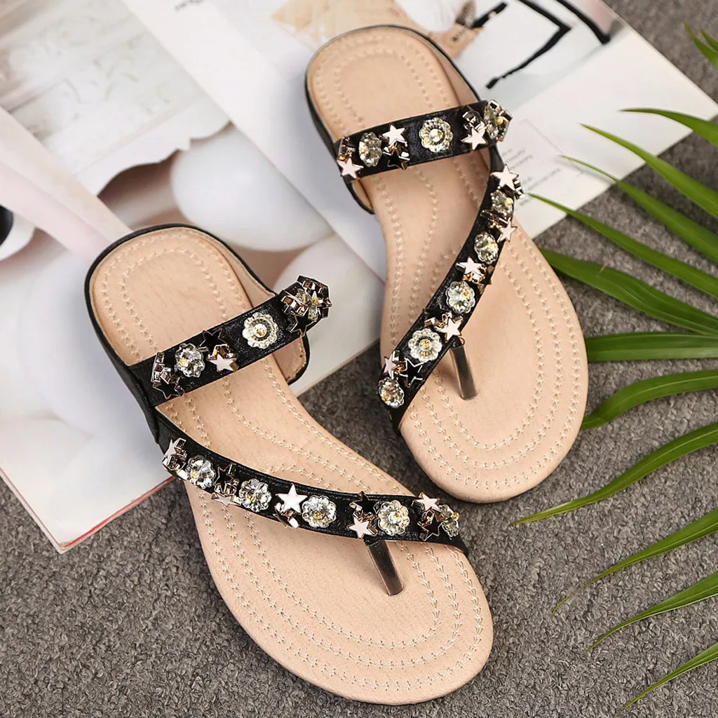 Женские кожаные вьетнамки на плоской нескользящей подошве со стразами