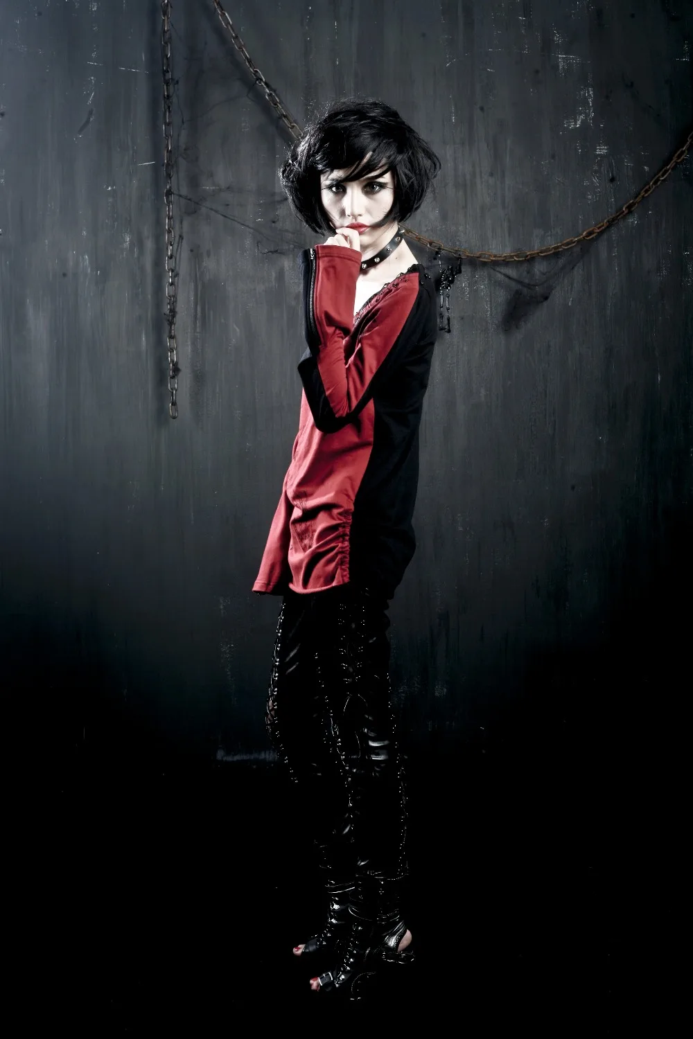 Черно красная хлопковая футболка с длинными рукавами в стиле панк рисунком