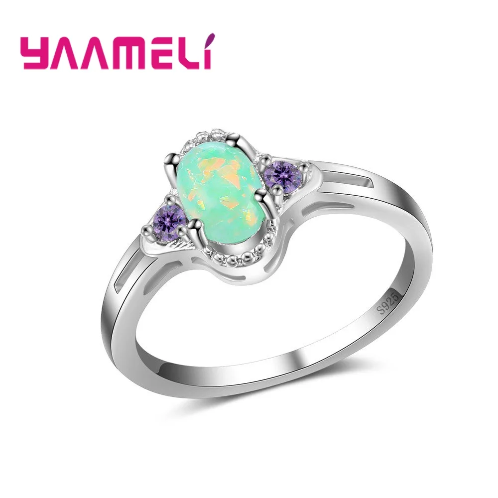 Кольцо из серебра 925 пробы с зеленым опалом и двумя красивыми фиолетовыми