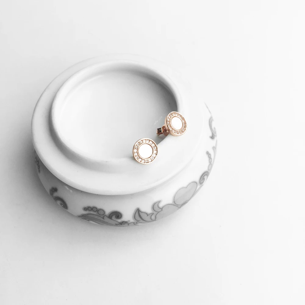 Серьги гвоздики женские круглой формы из розового золота с белым кубическим