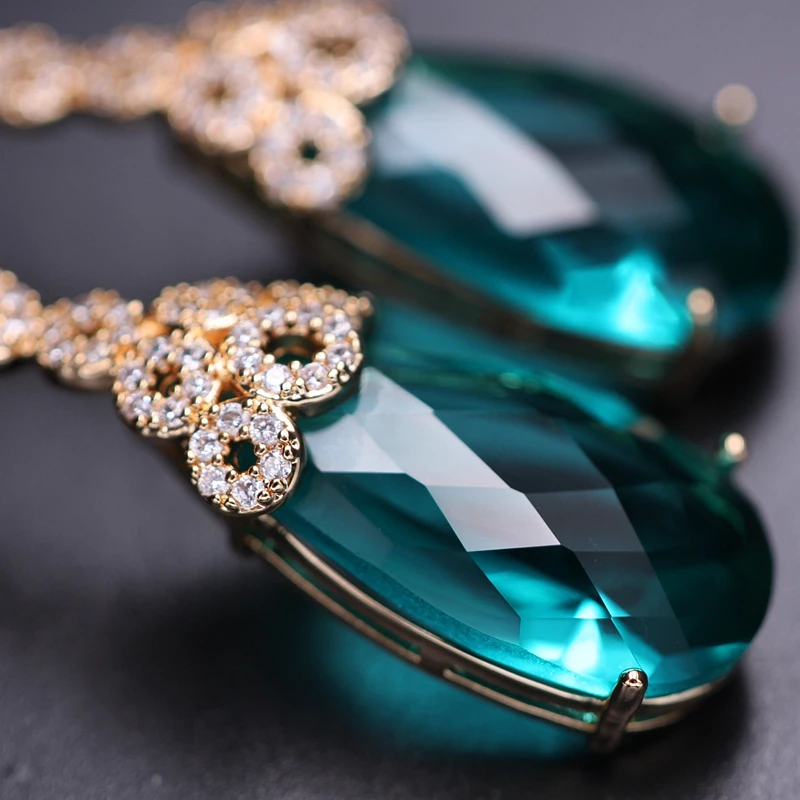 Женские длинные серьги капельки цвета шампанского с микрофианитами вечерняя