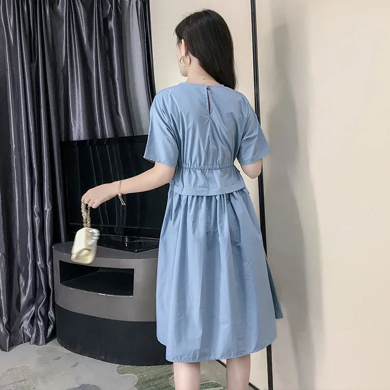 Женское платье с бантом и коротким рукавом элегантное офисное синего цвета