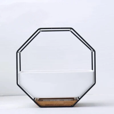 Black Нордическая железная рамка белый керамический цветочный горшок лаконичная Геометрическая настенная висящая керамическая ваза цветочный горшок с бамбуковым поддоном украшение дома - Цвет: Black