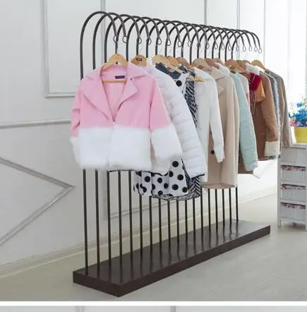 A clothing store display rack. Hang a hanger on the side of the wall.087