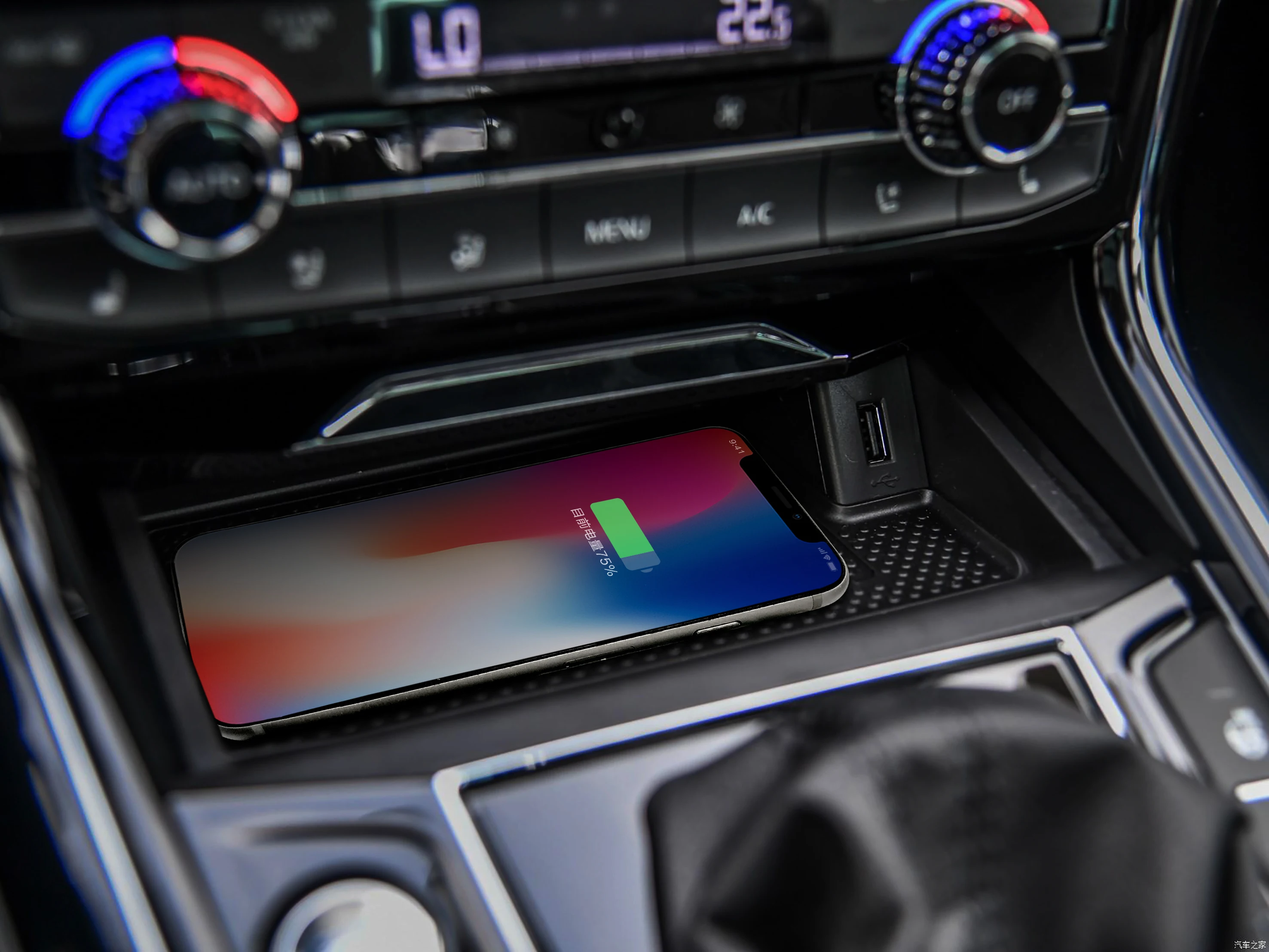 Qi автомобильное беспроводное зарядное устройство для iPhone Samsung S10 S9 Volkswagen T-Roc 2018