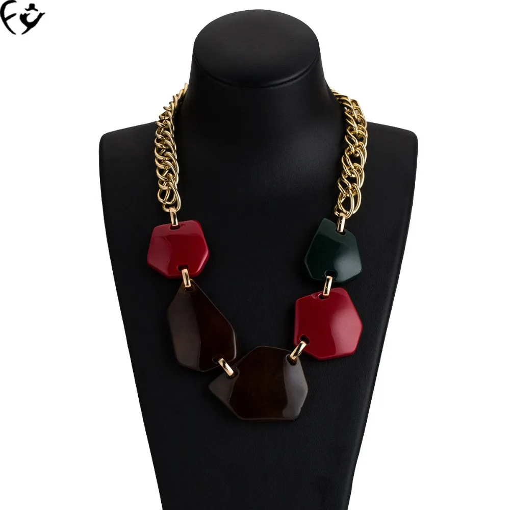 Многослойное геометрическое ожерелье европейцев и американцев преувеличенное