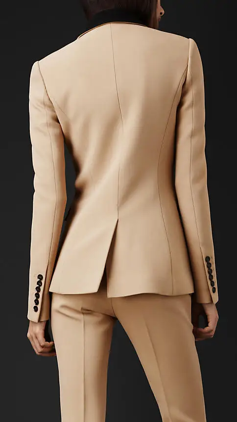 Новинка 2017 деловой женский костюм на заказ офисный бежевого цвета