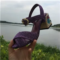 Purple Heel 6cm Модный стиль; шикарная женская обувь с открытым носком и пряжкой на щиколотке; Летние босоножки на не сужающемся книзу массивном квадратном каблуке; роскошные босоножки с украшением в виде драгоценных камней - Цвет: Purple Heel 6cm