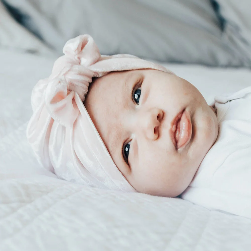 Шапка-бини с бантом для девочек и мальчиков бархатная кроличьими ушками