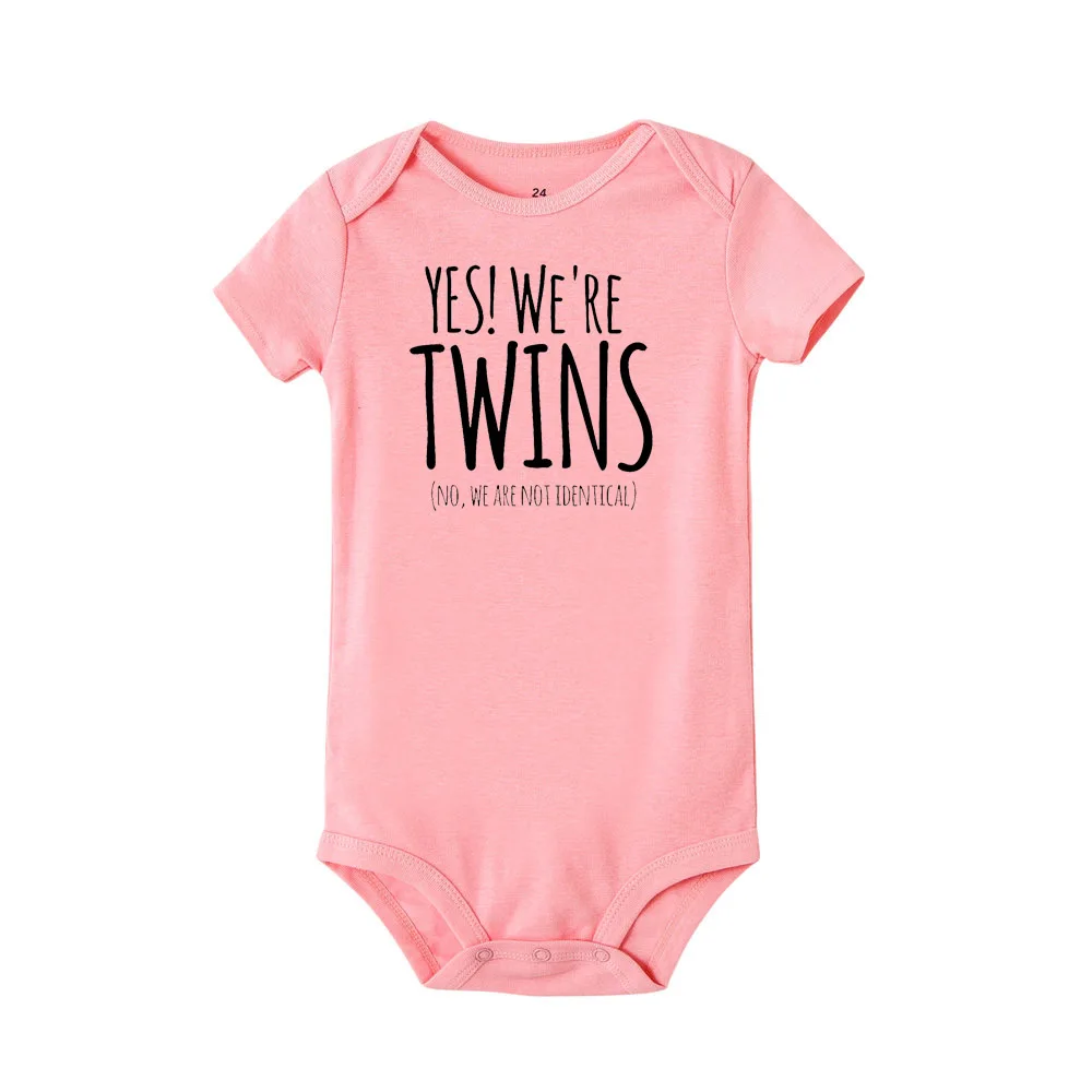 Yes We Are Twins Newborn Twins Одежда для маленьких мальчиков и девочек белая буква принт комбинезон игровой костюм с коротким рукавом - Цвет: R963-SRPPK-