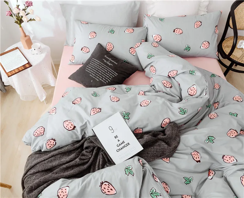 Комплект постельного белья пододеяльник простыня серая основа с клубникой | Дом