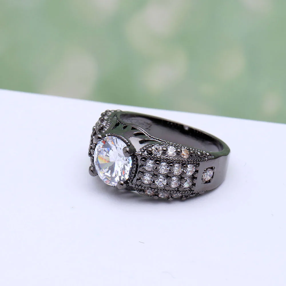 Загадочное винтажное черное кольцо 2017 года с белым камнем маленьким вокруг