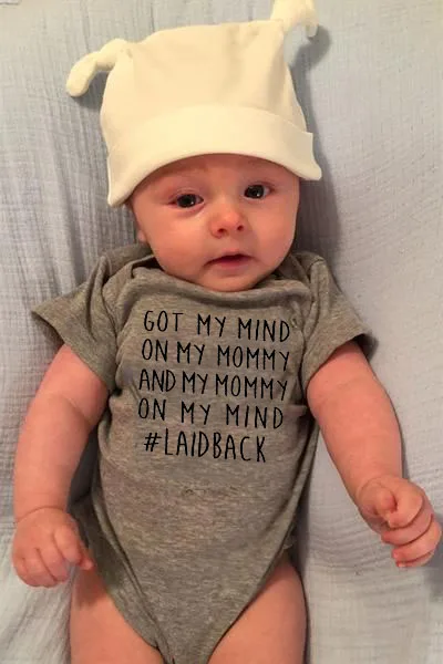 Детские комбинезоны с принтом Got my mind on mommy комбинезон для новорожденных