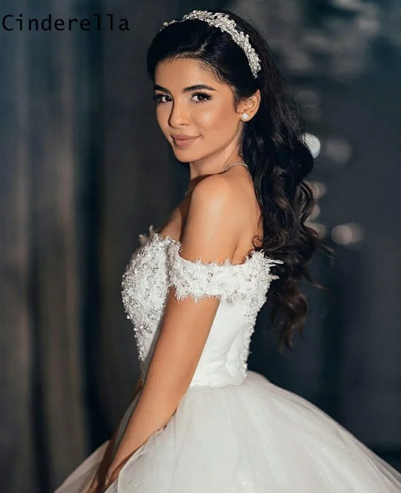 Платье Золушки с открытыми плечами на пуговицах кружевной аппликацией