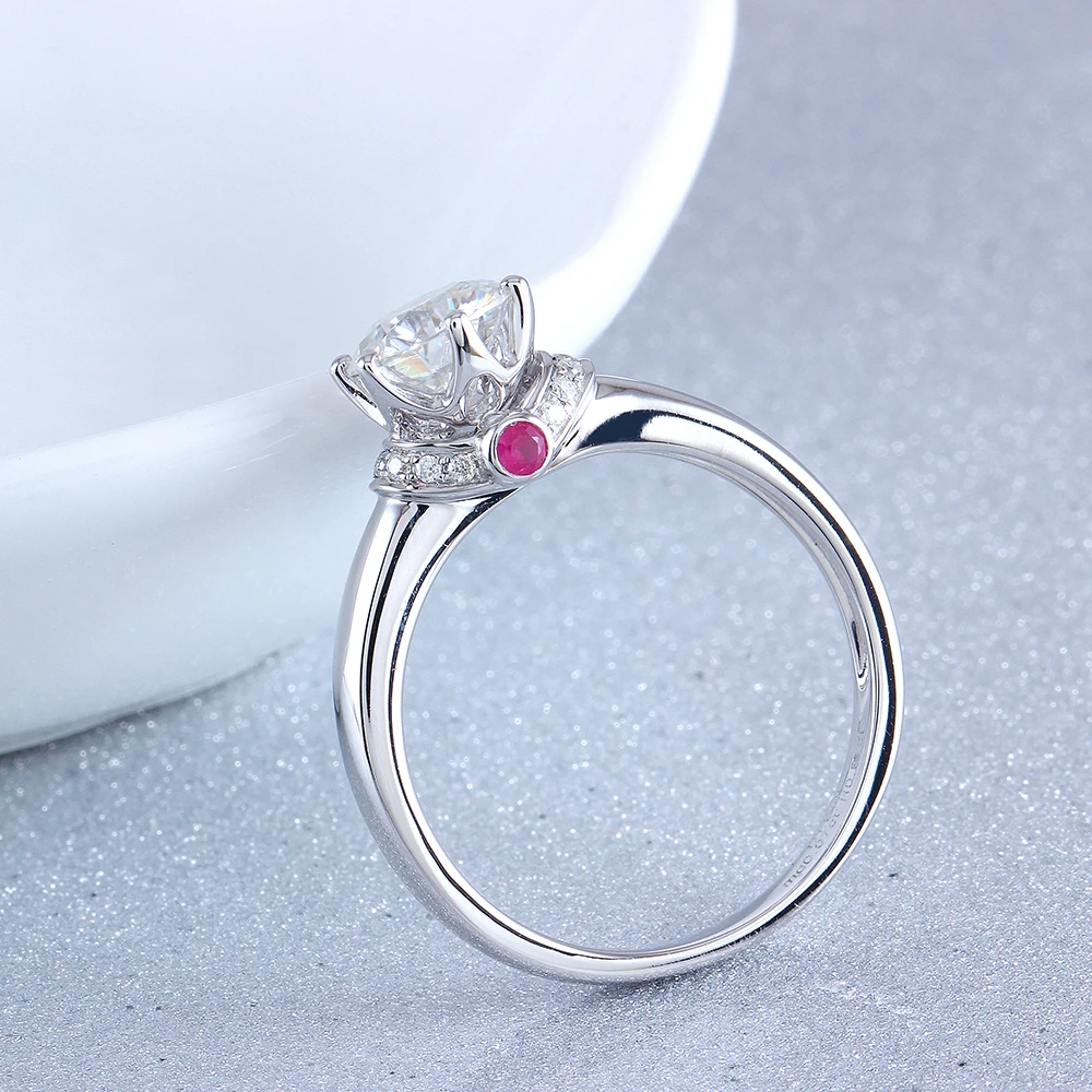 DovEggs 18K 750 White Gold 1ct Diameter 6.5mm F Color Lab Grown Moissanite Engagement Ring With and Ruby Accents | Украшения и