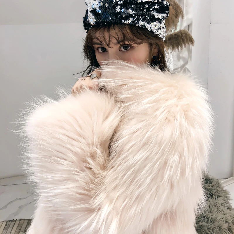 Женское пальто с мехом енота M. Y. FANSTY белое v-образным вырезом и длинным рукавом