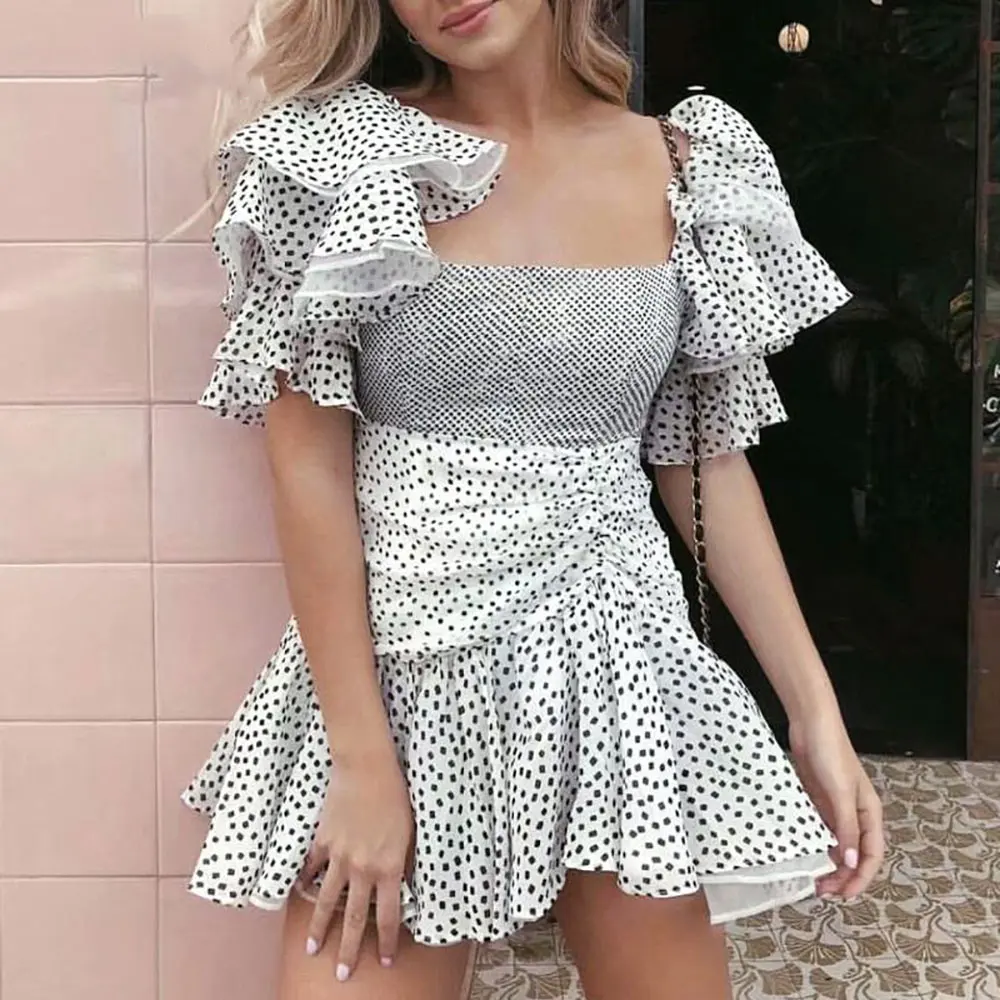 Женское платье с рюшами золотистого цвета в горошек вырезом лодочкой и рукавами