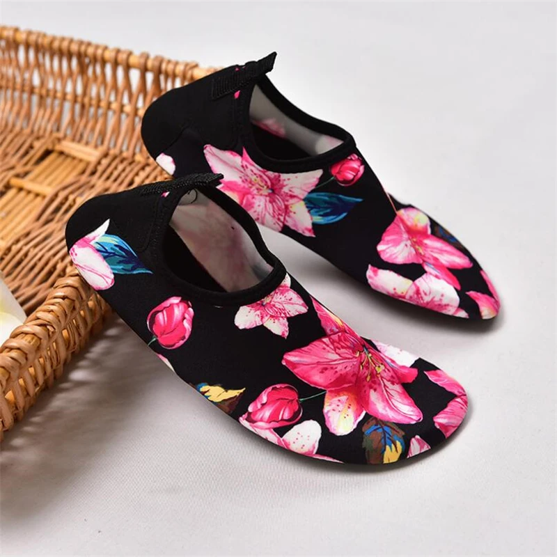 

2020 Summer surfing water shoes Non-slip Snorkeling Seaside soft Beach Shoes Diving Swimming kids/women/men Quick dry wholesale