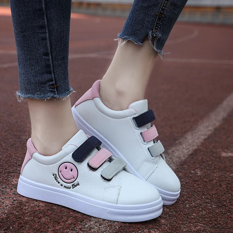 Женская повседневная обувь на платформе с милым смайликом белого цвета плоской