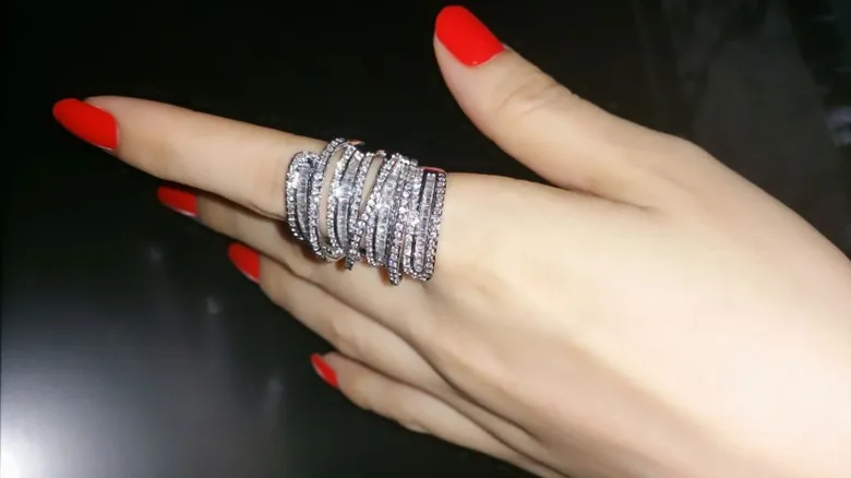 Модное кольцо очень красивое и высококачественное кольцо. Так же как на фото