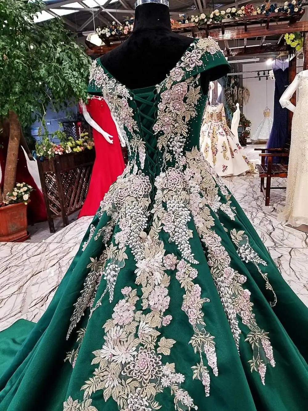 21459 зеленое вечернее платье с рукавами крылышками аппликацией кружевными