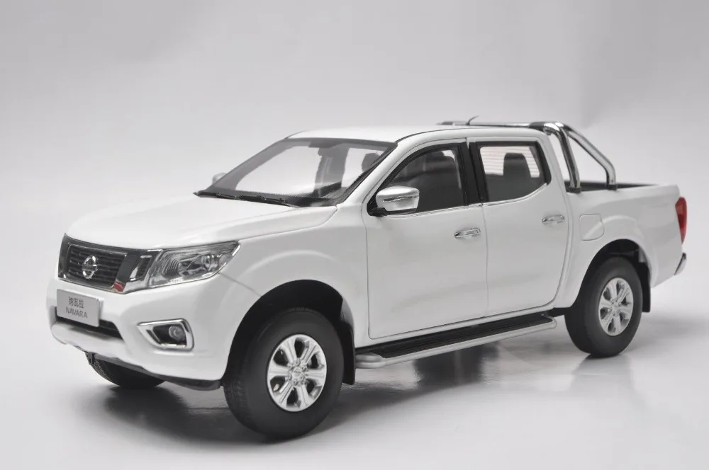1:18 литья под давлением модель для Nissan Navara NP300 Белый Пикап сплав игрушечный автомобиль миниатюрная коллекция подарки грузовик
