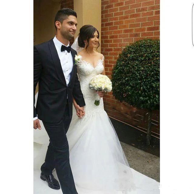 Женское свадебное платье с длинным шлейфом и рукавом крылышком белое бусинами