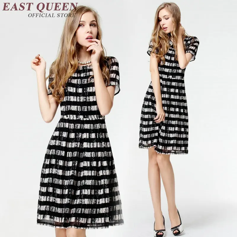 Женское платье в черно-белую полоску свободное драпированное с круглым вырезом