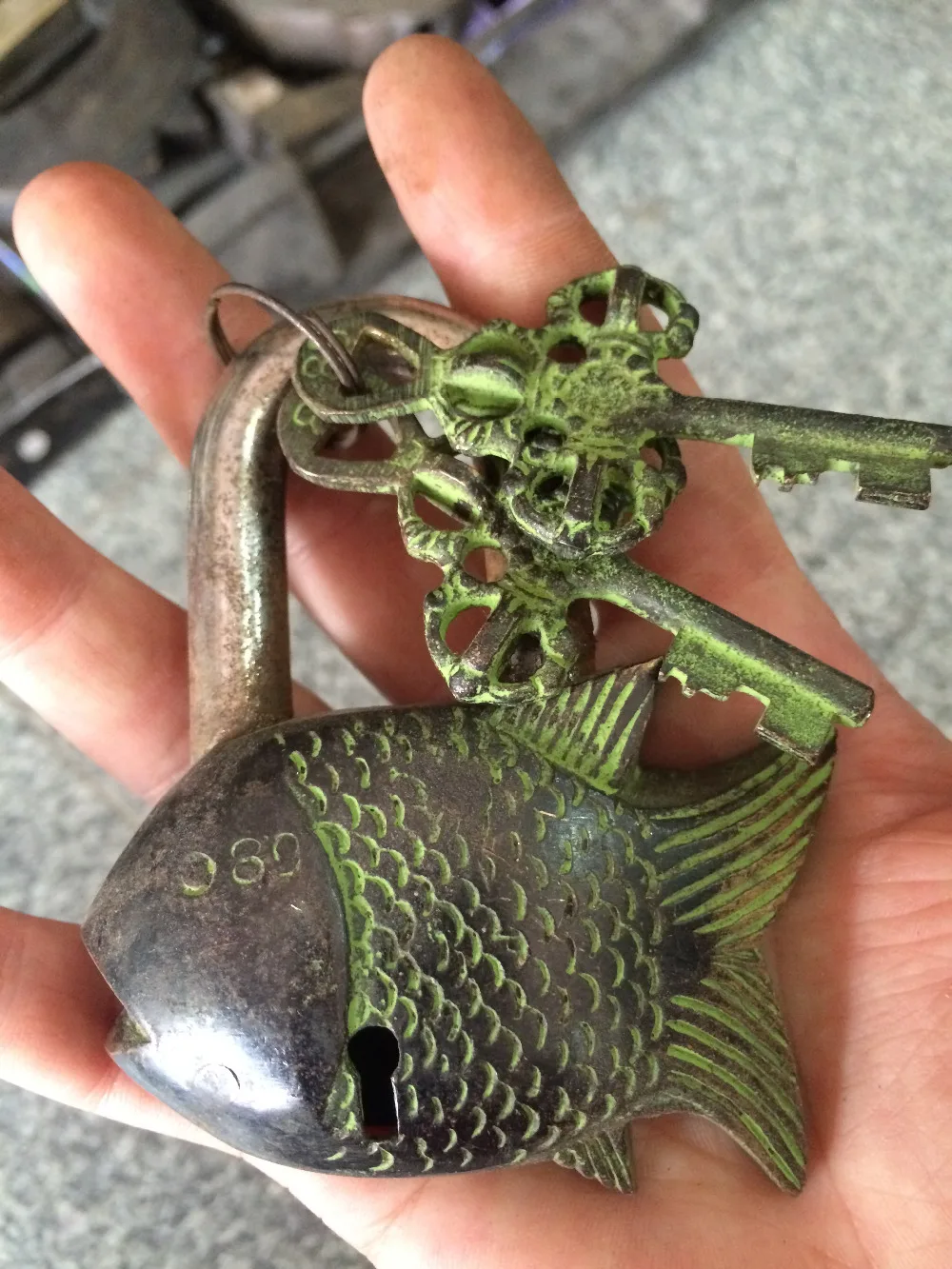 Большой латунный резной замок Статуэтка рыбы с 2 ключами в старом китайском стиле