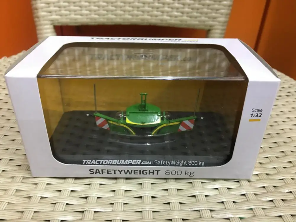 

Universal Hobbies 1/32 Scale TractorBumper Safetyweight 800kg Green Diecast