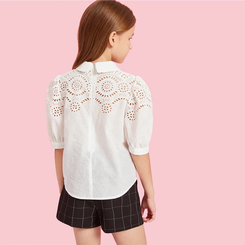 SHEIN kids/белая блузка для девочек с бантом и вырезами спереди; Элегантная блузка для девочек; одежда для детей; коллекция года; сезон лето; милые топы на молнии с пышными рукавами и контрастным кружевом