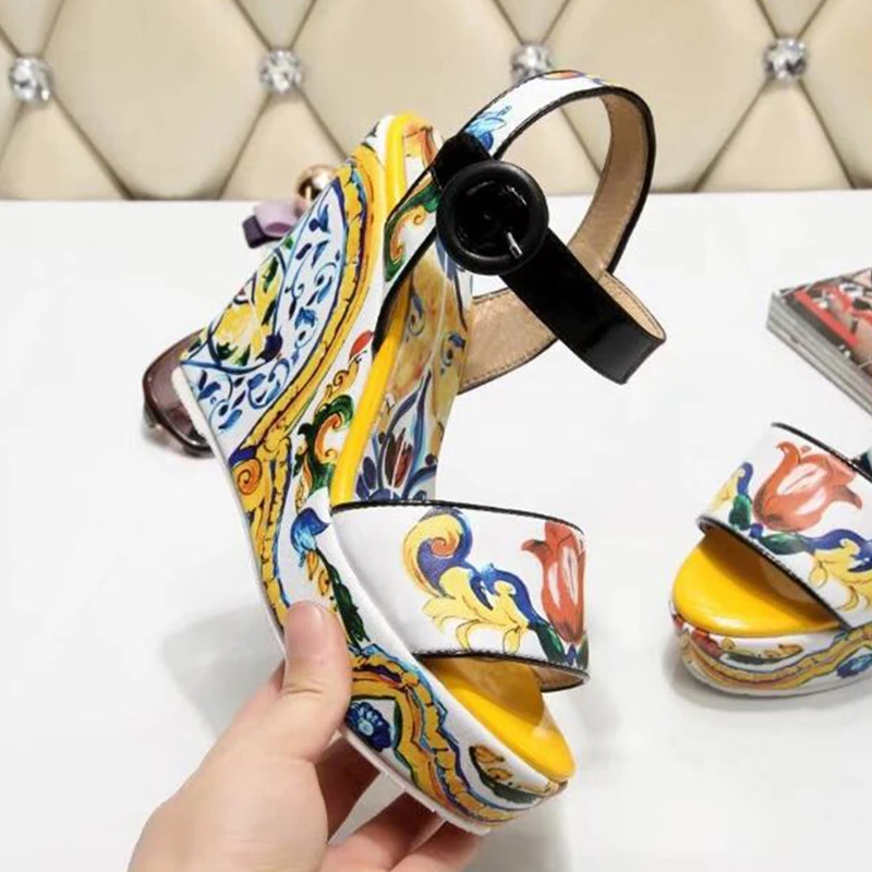 Женские желтые босоножки на платформе с открытым носком разноцветный цветочный