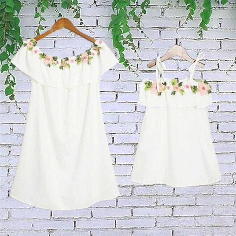 Цветочные платья для мамы и дочки праздничные семейные с открытыми плечами наряд