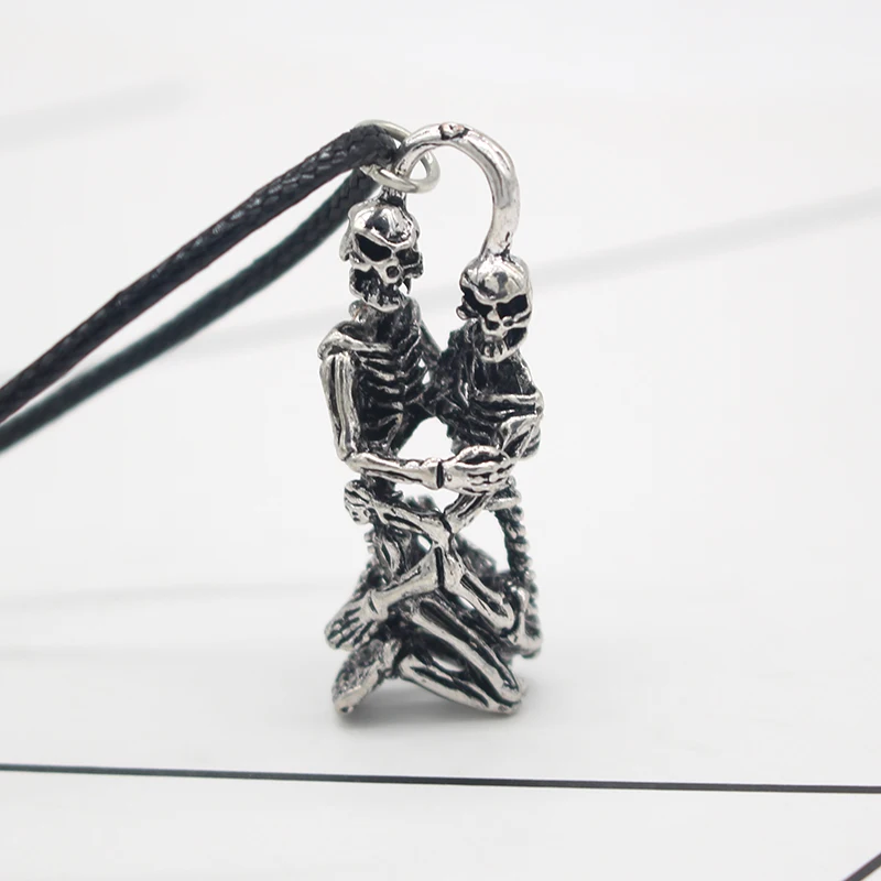 

Fashionable Man Hug Cross Pendant Necklace Punk Retro Alloy Jewelry Men and Women Nightclub Pendant Rope Chain Necklace Gift