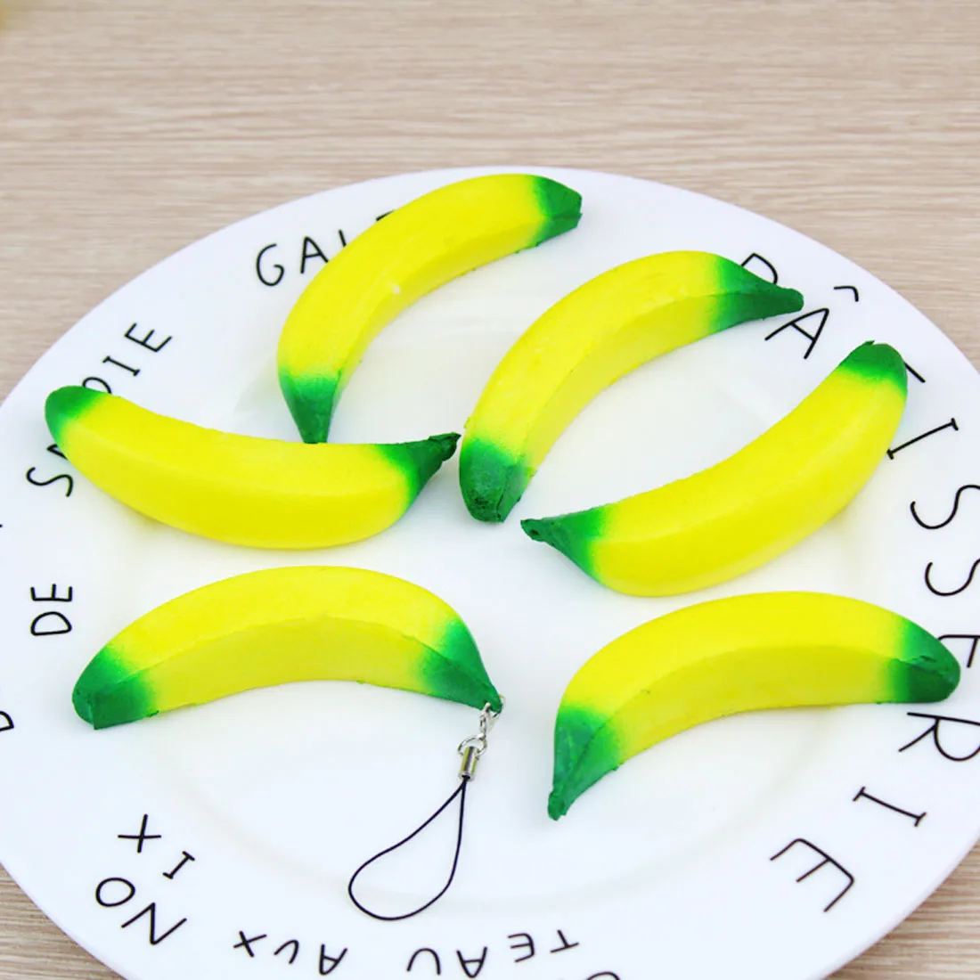 Милый банановый Squishy очень медленно принимает начальную форму рост