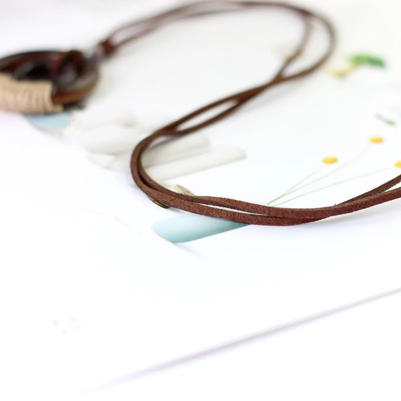 Женское кожаное ожерелье с керамическими бусинами длинное круглыми подвесками