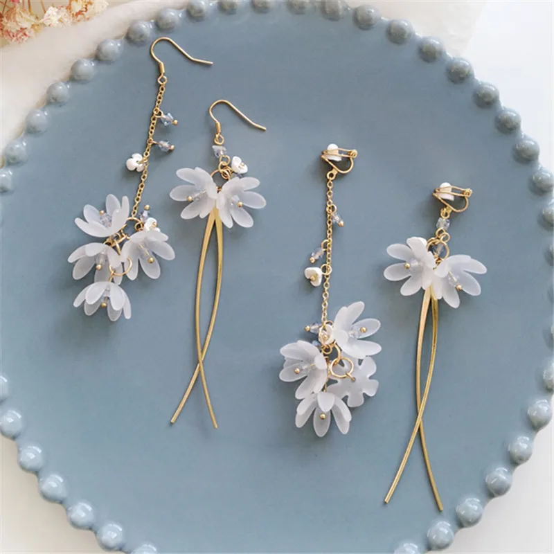 

Fashion Acrylic glass pendant earrings White flowers Dangle Earrings creative asymmetric long tassels eardrop earrings for woman