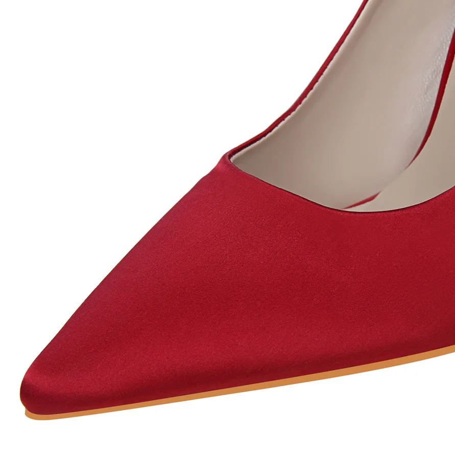 Женские вечерние туфли лодочки на высоком каблуке украшенные металлическими