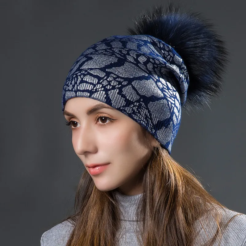 Navy POMPOM Женские зимние теплые вязаные шерстяные шапки с помпонами из натурального меха енота, модные серебристые дамские шапочки с принтом - Цвет: Navy POMPOM