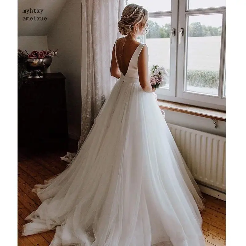 Простое однотонное белое свадебное платье трапеция с поясом бантом и открытой