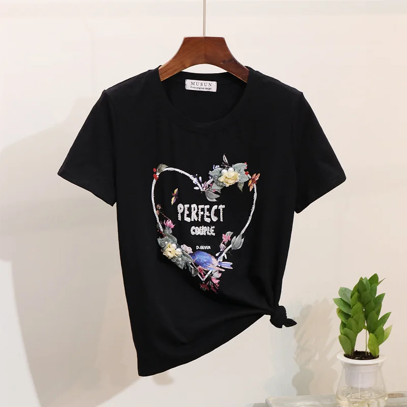 Женский винтажный джинсовый костюм футболка с цветочным принтом и рваные джинсы