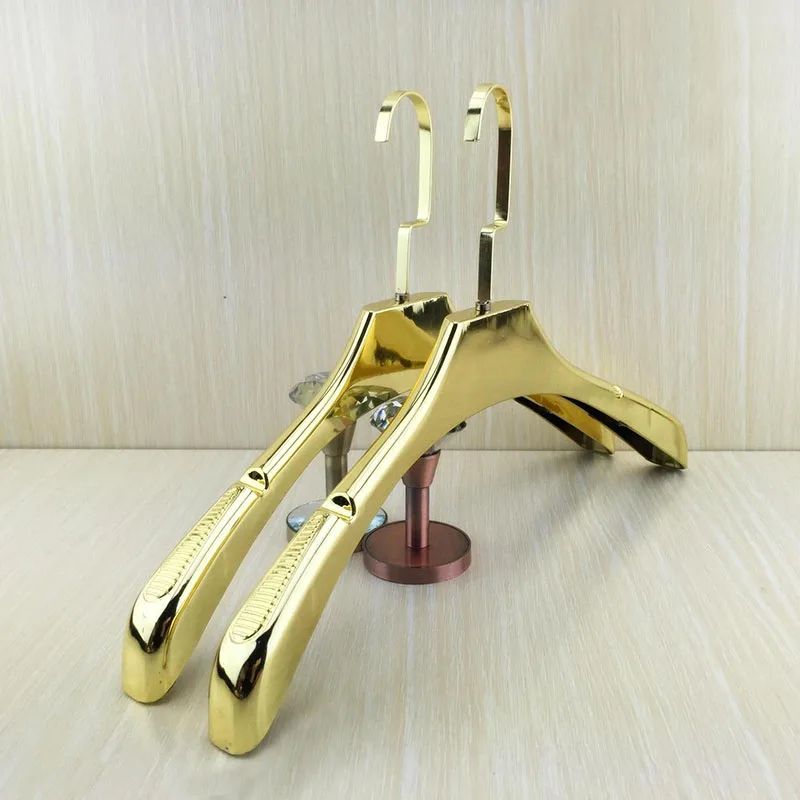 10 шт./лот высокого качества красивый блестящий золотой широкий пластиковый вешалка для одежды с плечиками роскошный золотой стенд для пальто, брюк, свадебного платья.