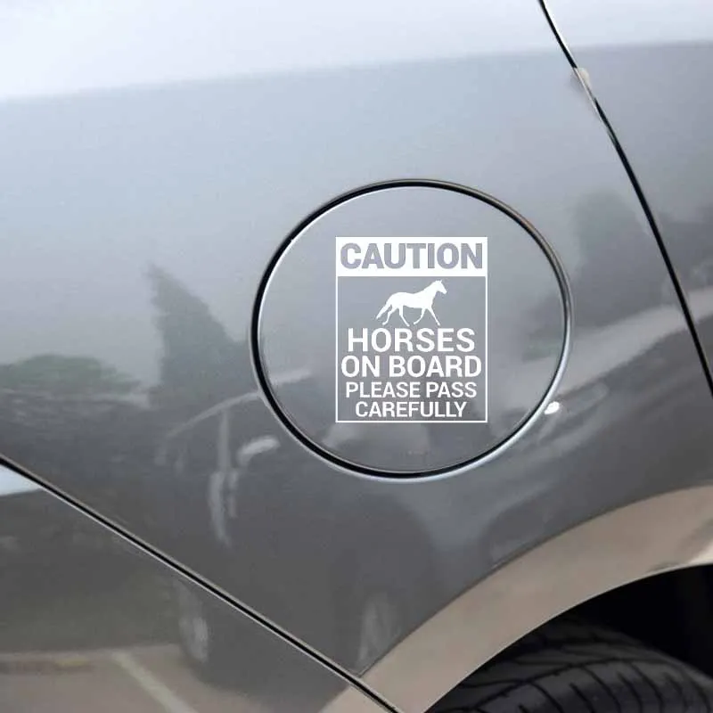 ОСТОРОЖНО, ЛОШАДИ НА БОРТУ, ПРОСЬБА ПРОЕХАТЬ ОСТОРОЖНО, Виниловая наклейка на автомобиль QYPF 9,3 см * 11,4 см, черный/серебристый, C14-0147.