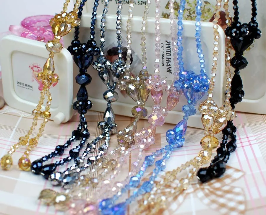 Подходящее ко всему длинное дизайнерское кристаллическое ожерелье ручной