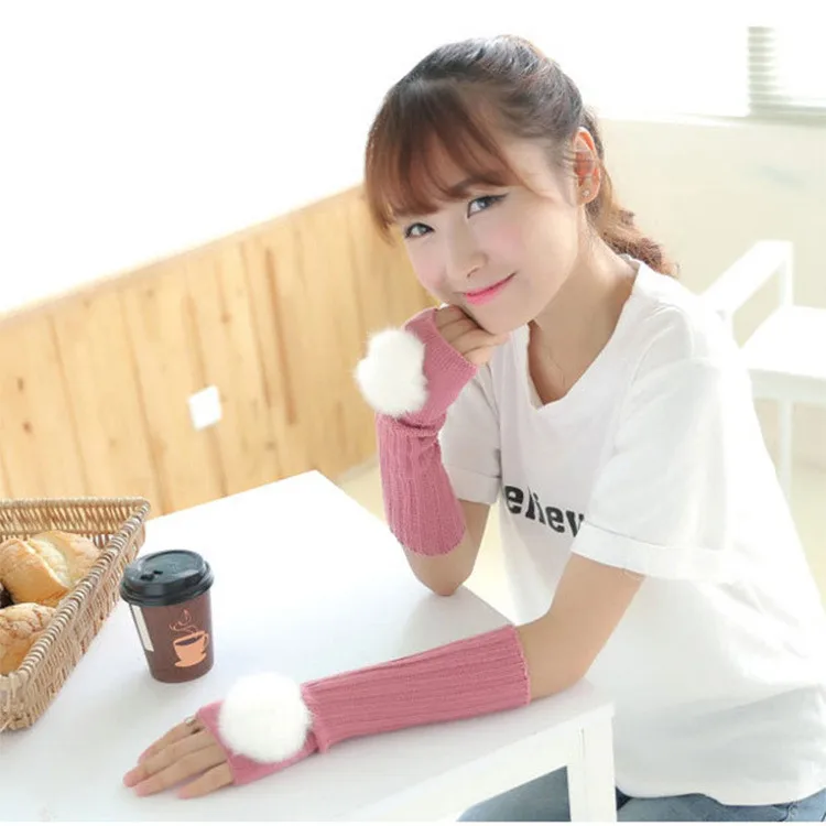 Женские вязаные перчатки однотонные пушистые средней длины теплые зимние без