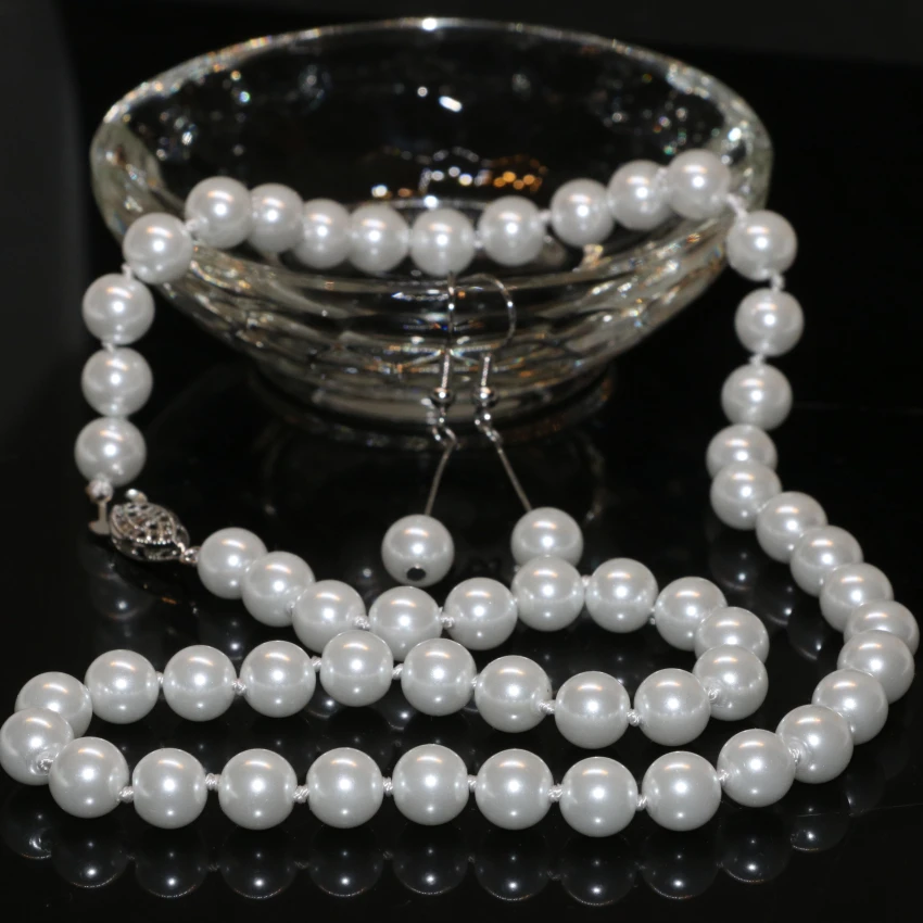 Женский ювелирный комплект из колье и серёг с белыми искусственными жемчужинами