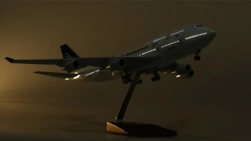 47 см 1/150 масштаб игрушечные модели самолетов Boeing B747 Garuda индонезийская модель самолета с светильник и колесами из полимерного пластика