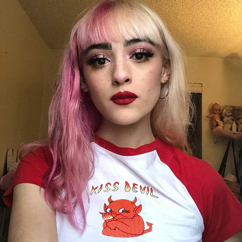 Эстетическая женская футболка с рисунком контрастного цвета футболки