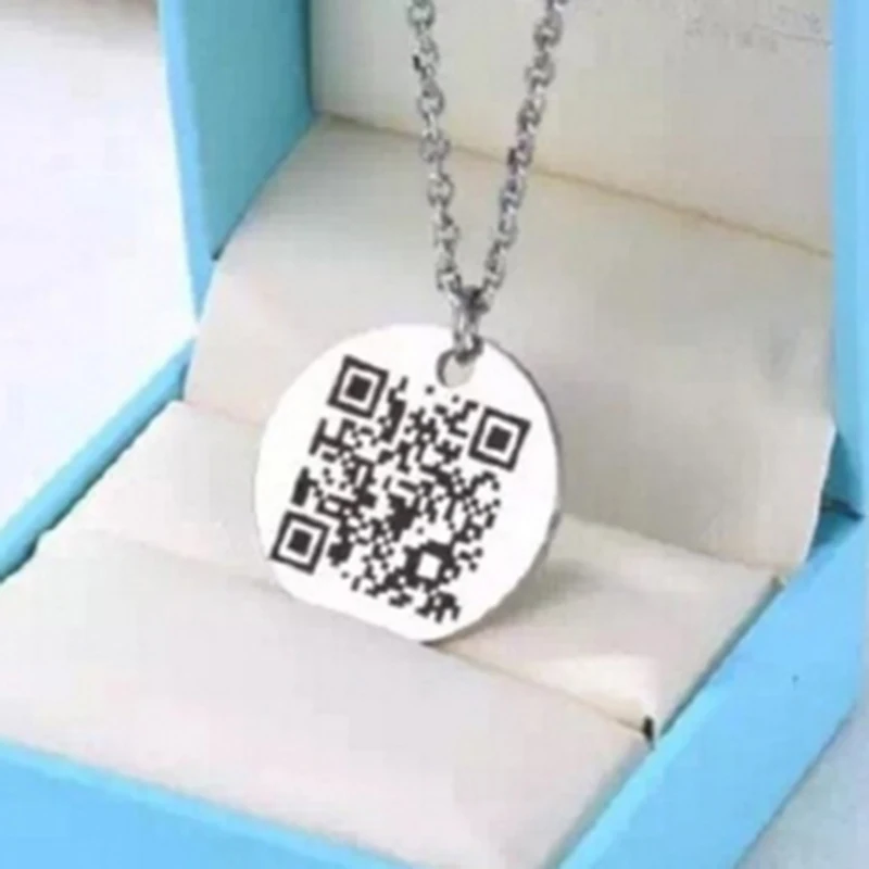 Мужское армейское ожерелье выгравировано на фотографии с qr-кодом который можно