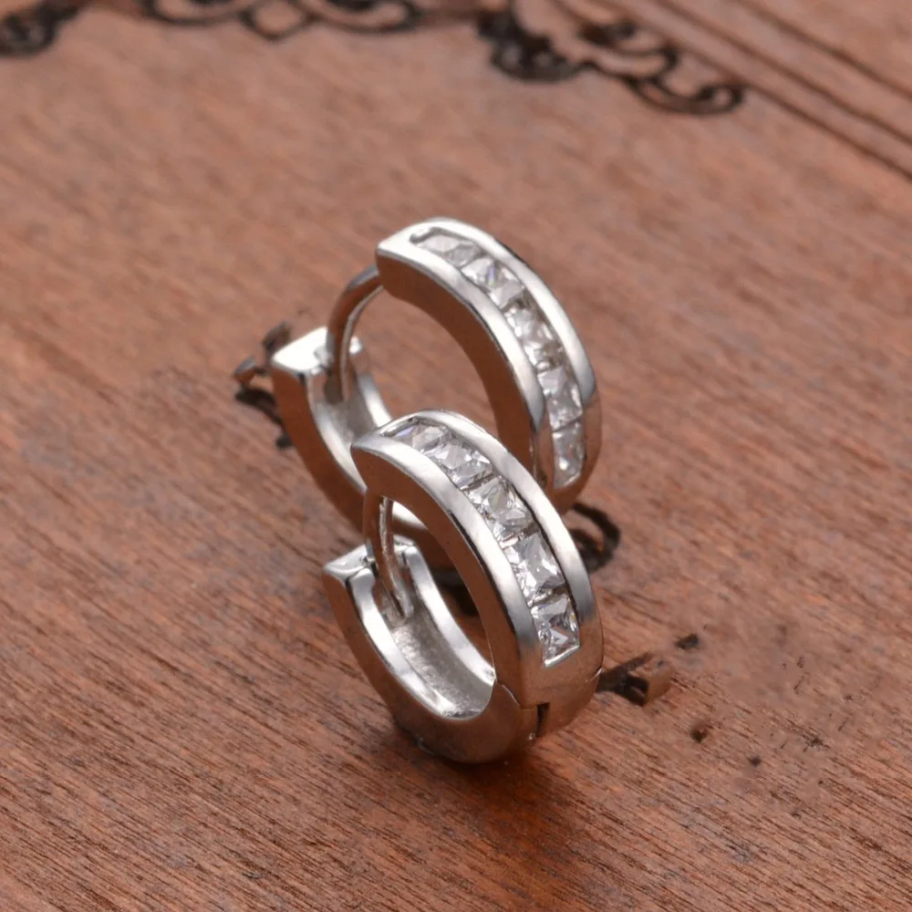 Серьги гвоздики серебряного цвета с фианитами| |